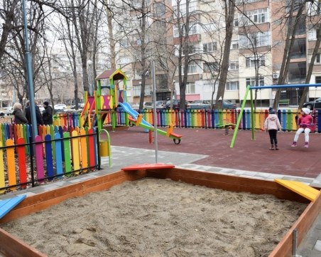 Нова детска площадка радва децата на булевард “Свобода“ СНИМКИ