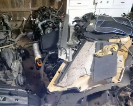 Обвиниха банда автоджамбази, откраднали 7 коли в Пловдив и ги разфасовали в Перник