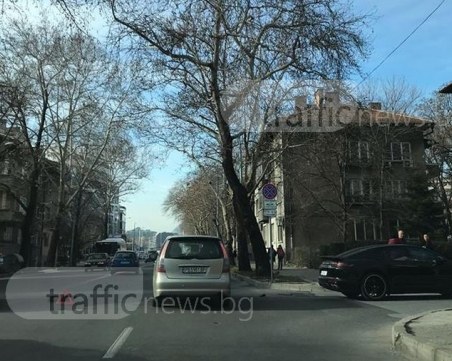 Потрошено порше след катастрофа на Военна болница СНИМКИ