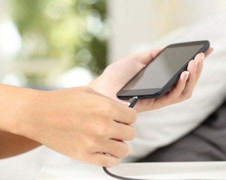 Вижте как правилно да зареждате смартфона си