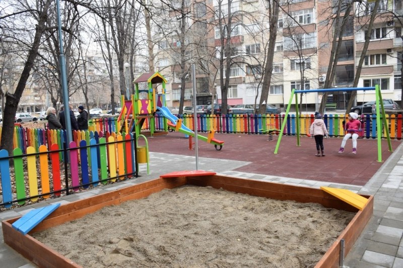 Нова детска площадка радва децата на булевард “Свобода“ СНИМКИ