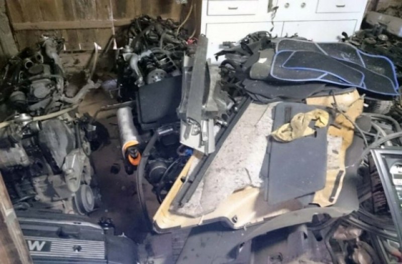 Обвиниха банда автоджамбази, откраднали 7 коли в Пловдив и ги разфасовали в Перник