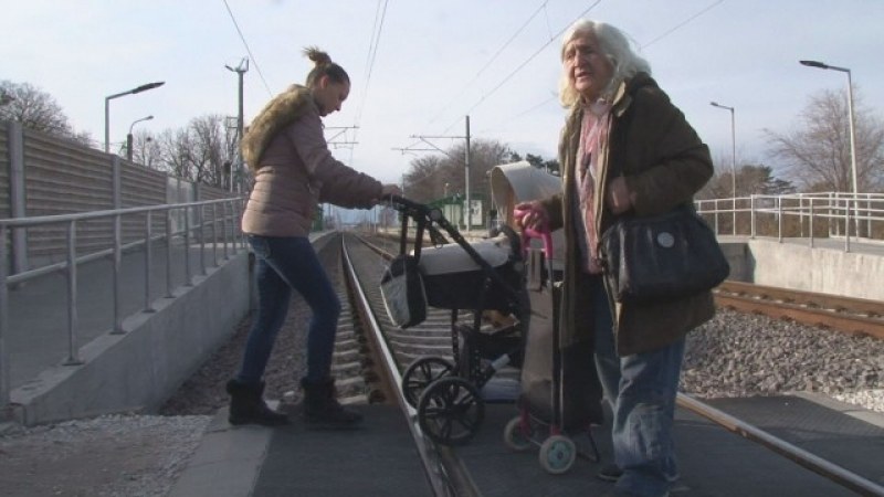 Отново - майки с колички и пенсионери рискуват живота си на опасни жп линии в Пловдив
