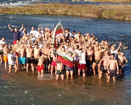 30-годишен военен извади кръста от Марица, стотици запяха химна СНИМКИ