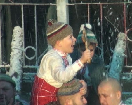 Ето кой извади кръста от водите на Тунджа ВИДЕО