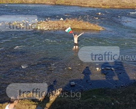 Мъртвопиян пловдивчанин припадна в река Марица след изваждането на кръста СНИМКА