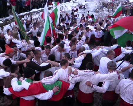 Мъжкото хоро разпени водите на Тунджа! Над 6000 души се събраха в Калофер ВИДЕО