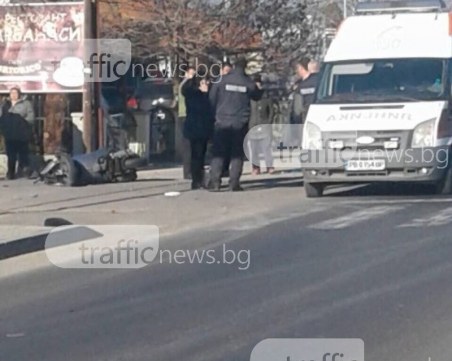 Моторист е в болница след тежката катастрофа край Пловдив СНИМКИ