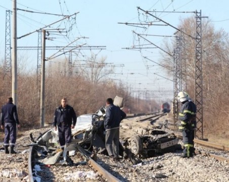 Пометеният от влак автомобил минал неправомерно през прелеза СНИМКИ