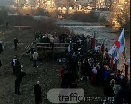 Студент от ПУ извади кръста от река Чая в Асеновград СНИМКА