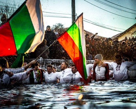 Уникални СНИМКИ от мъжкото хоро в Калофер