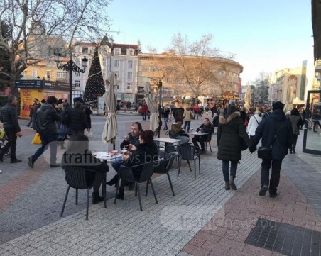 В центъра на Пловдив: Игла да хвърлиш - няма къде да падне СНИМКИ