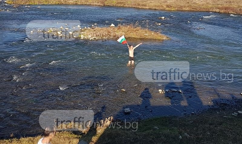 Мъртвопиян пловдивчанин припадна в река Марица след изваждането на кръста СНИМКА