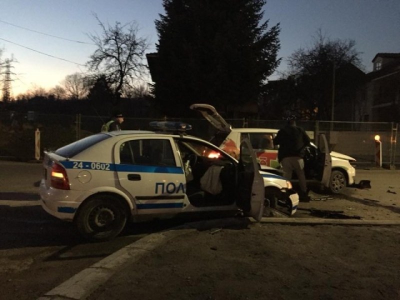 Патрулка се натресе в кола, има пострадали полицаи СНИМКИ