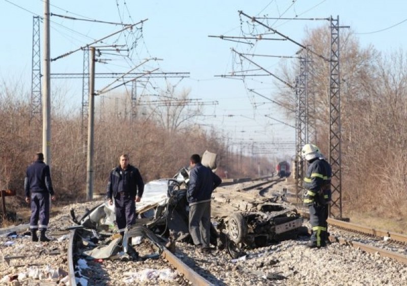 Пометеният от влак автомобил минал неправомерно през прелеза СНИМКИ