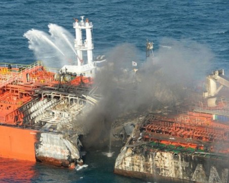 32 души са в неизвестност след сблъсък между танкер и товарен кораб