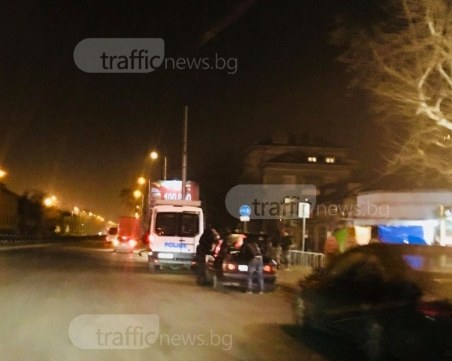 Акция край Централна гара в Пловдив! Полицаи обискират автомобил СНИМКИ