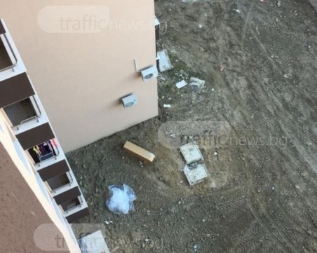 Боклуци се мятат през терасите на комплекс в Кючука СНИМКИ