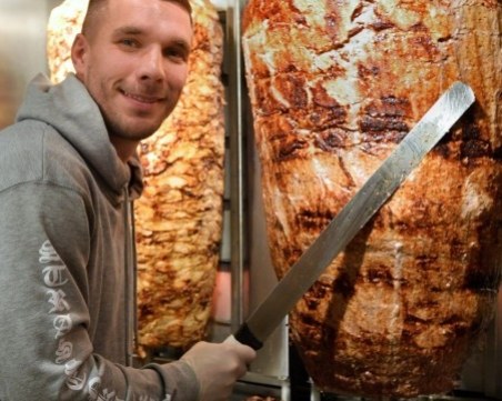 Лукас Подолски ще прави... дюнери СНИМКИ