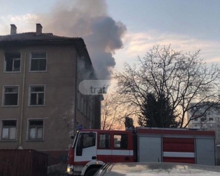 Сграда гори за пореден път в Изгрев, на място са три пожарни СНИМКИ