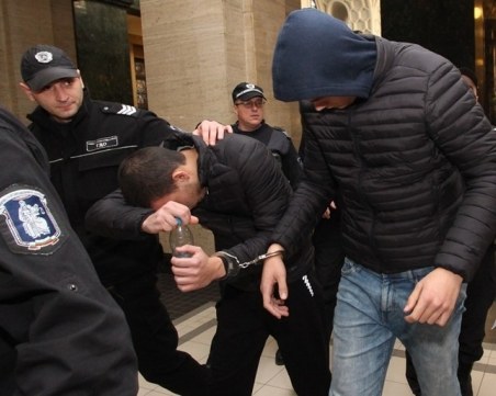 Учениците, взривили банкомат с 96 000 лв., репетирали обира с надуваем банан и хладилник