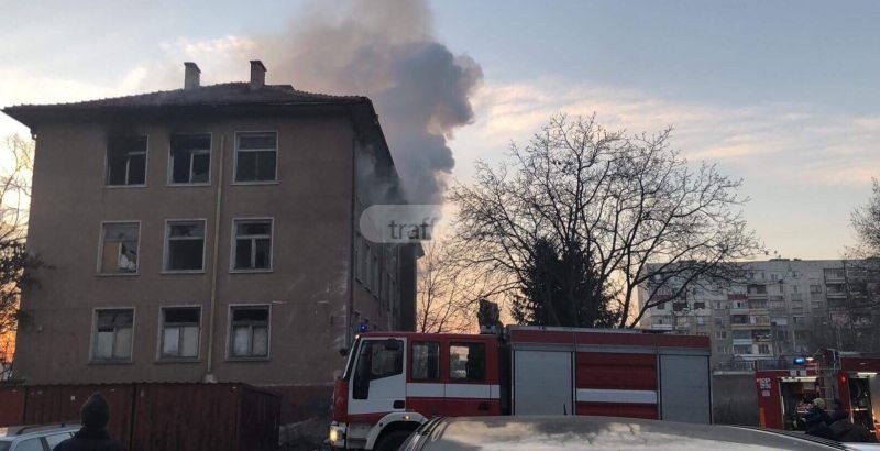 Сграда гори за пореден път в Изгрев, на място са три пожарни СНИМКИ