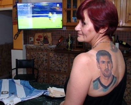 54-годишна жена татуира на гърба си лика на любимия си футболист СНИМКИ