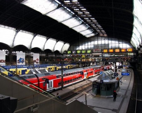 Арестуваха нашенец, скочил да бие приятелката си на гарата в Хамбург