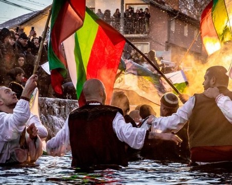 Калоферци въстанаха! От догодина - без външни хора на Леденото мъжко хоро!