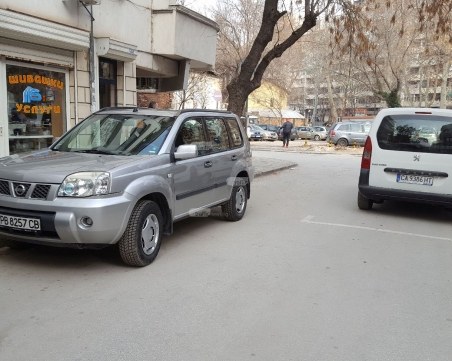Нагъл шофьор блокира улица в Пловдив, няма кой да го помръдне СНИМКИ