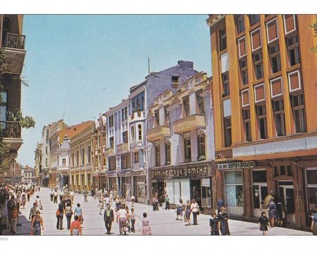 По белия мрамор на Главната... Мъчно ли ви е за него?