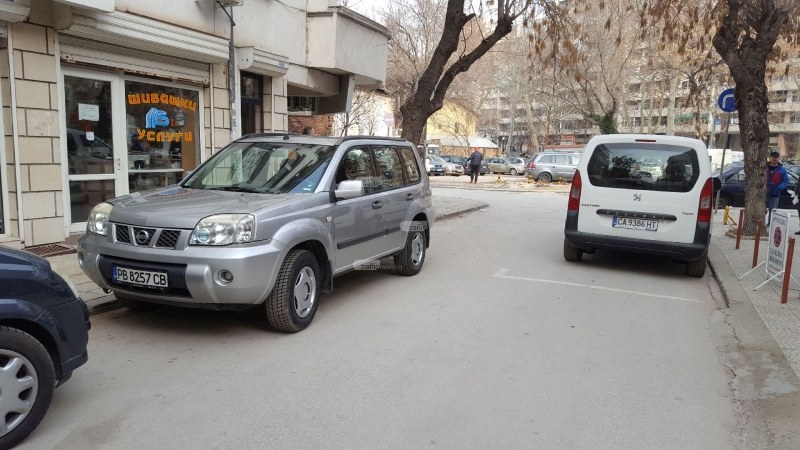 Нагъл шофьор блокира улица в Пловдив, няма кой да го помръдне СНИМКИ