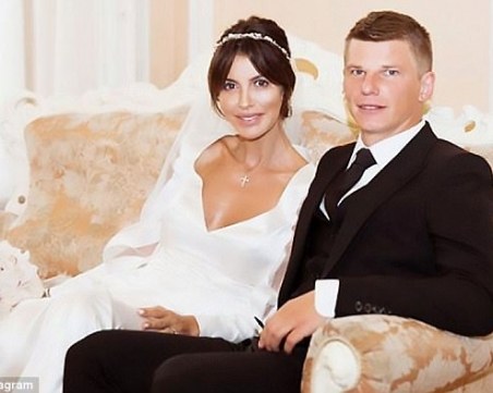 Свалиха футболна съпруга от самолета заради скандално поведение