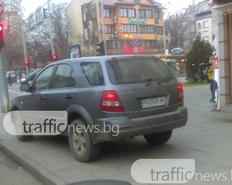 Жена с космати ботуши шашна пловдивчани с маневрата си СНИМКИ