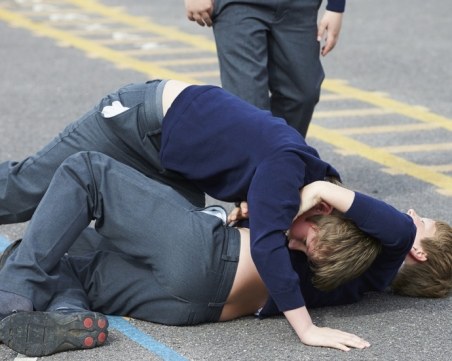 Бой в училище! Шестокласници от елитно школо си спретнаха меле