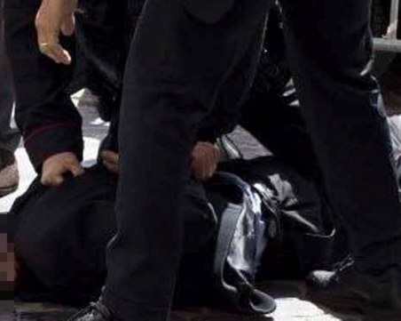 Екшън в заведение в Тракия! Униформени натръшкаха хора на земята