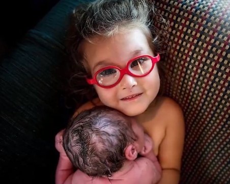 Хладнокръвно! 3-годишно момиченце помогна за раждането на брат си ВИДЕО