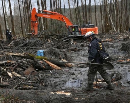 Кално свлачище взе живота на десетки жертви ВИДЕО