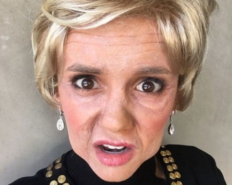 Нина Добрев се превъплъти в образа на възрастна блондинка