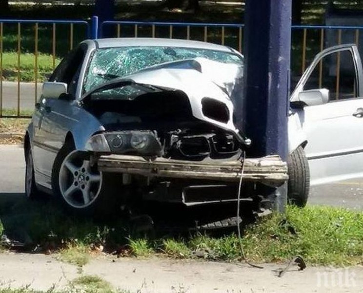 Пиян шофьор с БМВ се вряза в стълб, вкара двама в болница