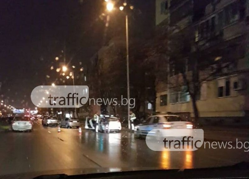 Верижна катастрофа в Пловдив! Три автомобила се нанизаха на бул. “България“ СНИМКИ