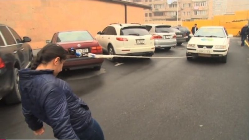 16-годишна арменка изуми интернет - тегли автомобил с косата си! ВИДЕО
