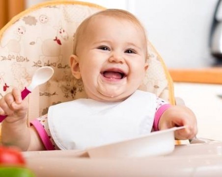 Как правилно да храним децата от 6 месеца до 5 годинки? Вижте тази подробна таблица