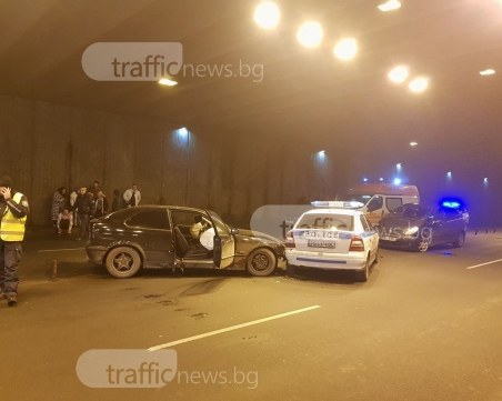 Катастрофа предизвика още една катастрофа в подлеза на “Гладстон“! 5 коли са ударени тежко СНИМКИ