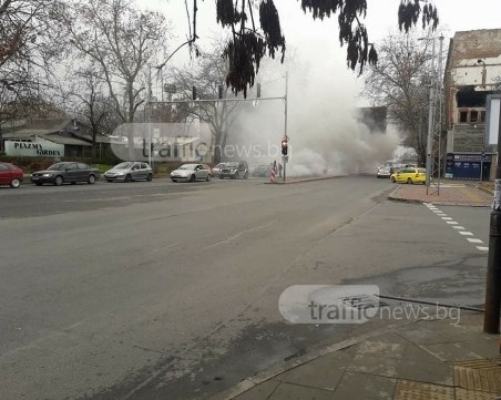 Облак дим покри района на Сточна гара! Пожарна е на мястото
