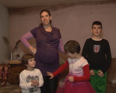 Запорираха сметките на самотна майка с три деца СНИМКИ