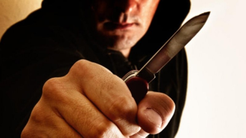 52-годишен намушка с нож жена и избяга
