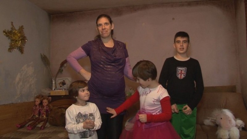 Запорираха сметките на самотна майка с три деца СНИМКИ