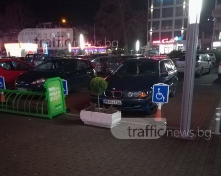 Абсурди по пловдивски: Шофьор окупира две инвалидни места, друг - пешеходна пътека до училище СНИМКИ