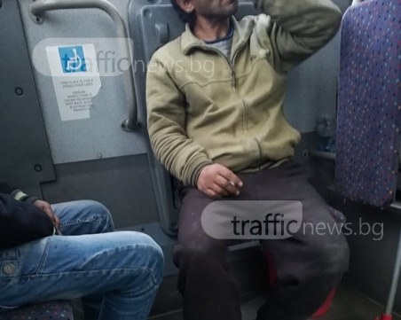 Двама роми пътуваха гратис в автобус №116, и то с цигара в уста СНИМКИ